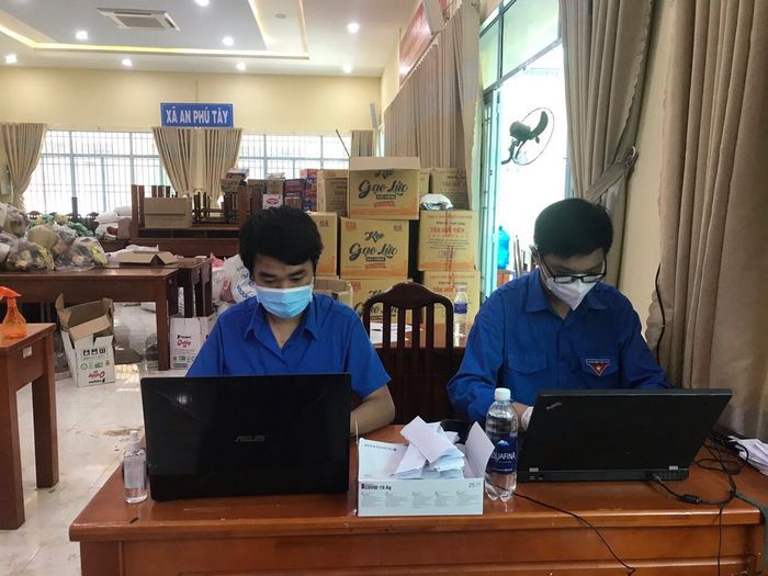 Quốc là thành viên của đội hình đi chợ hộ.