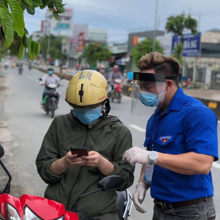  Tùng tham gia nhiều hoạt động tình nguyện kể từ khi đợt dịch thứ 4 bùng phát. 