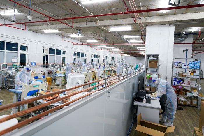 Các y bác sĩ làm việc tại Trung tâm Hồi sức tích cực đặt ở Bệnh viện Quốc tế City. Ảnh: Nam Thái.
