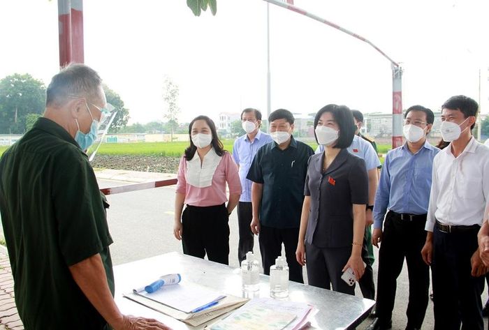  Phó Chủ tịch Thường trực HĐND TP Hà Nội Phùng Thị Hồng Hà cùng đoàn công tác TP kiểm tra thực tế 1 điểm chốt trực vùng xanh tại xã Liên Bạt, huyện Ứng Hòa