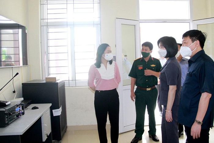 Phó Chủ tịch Thường trực HĐND TP Hà Nội Phùng Thị Hồng Hà kiểm tra thực tế cơ sở cách ly tập trung tại trụ sở Đội cảnh sát PCCC huyện Ứng Hòa 