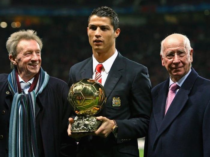  Tháng 12/2008, Ronaldo giành Quả bóng Vàng với 446 điểm, bỏ xa Lionel Messi ở vị trí thứ 2 tới hơn 160 điểm. Anh là cầu thủ thứ tư của MU giành danh hiệu cá nhân cao quý này sau Denis Law (trái), Bobby Charlton (phải) và cố huyền thoại George Best. 