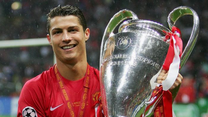  Mùa giải 2007/08, Ronaldo bùng nổ mạnh mẽ nhất với 42 bàn trên mọi đấu trường cho "Quỷ đỏ", giúp MU vô địch Premier League và Champions League. Đây cũng là mùa giải đẩy anh lên hàng ngũ siêu sao của bóng đá thế giới. 