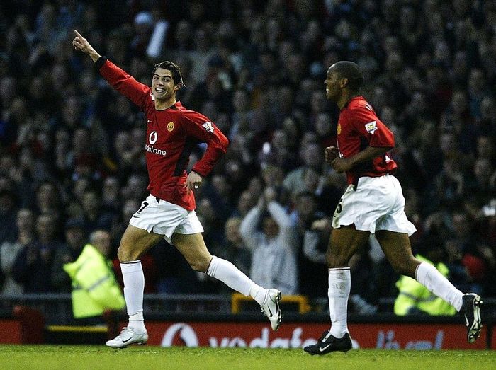  Ngày 1/11/2003, Ronaldo ghi bàn đầu tiên cho MU trong chiến thắng 3-0 trước Portsmouth tại Old Trafford. Pha lập công được ghi từ chấm đá phạt trực tiếp. 