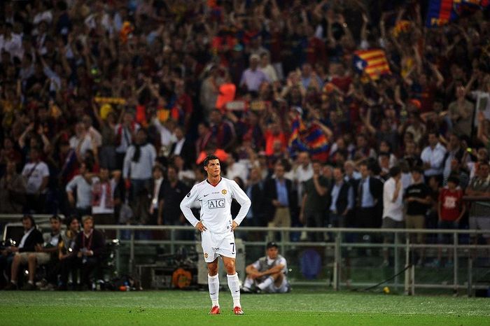  Ngày 27/5/2009, Ronaldo thi đấu trận cuối cùng cho MU. CR7 cùng đồng đội thất bại 0-2 trước Barca trong trận chung kết tại Rome (Italy). Trong mùa hè 2009, Ronaldo gia nhập Real Madrid với giá 80 triệu bảng, kỷ lục thế giới lúc đó. 