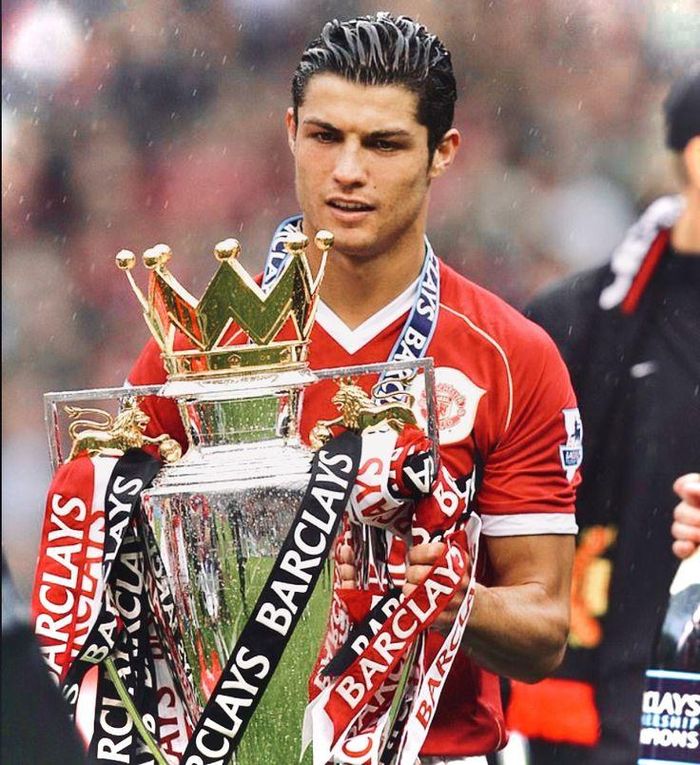  Mùa giải 2006/07, Ronaldo lần đầu cùng MU nâng cao chức vô địch Premier League. Đây là thời điểm cầu thủ người Bồ Đào Nha bùng nổ với 23 bàn cùng 22 đường kiến tạo sau 53 trận trên mọi đấu trường. Tại Premier League, anh ghi 17 bàn, chỉ kém Benni McCarthy (Blackburn) và Didier Drogba (Chelsea) trong cuộc đua "Vua phá lưới". 