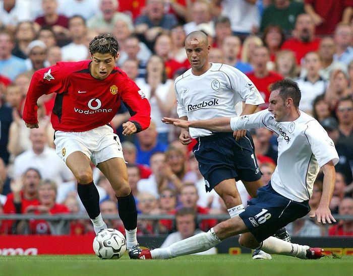  Ronaldo chơi trận đầu tiên cho MU vào ngày 16/8/2003 khi vào sân từ ghế dự bị trong chiến thắng Bolton 4-0. Ngôi sao người Bồ Đào Nha lập tức để lại dấu ấn bằng những pha đi bóng ấn tượng. 