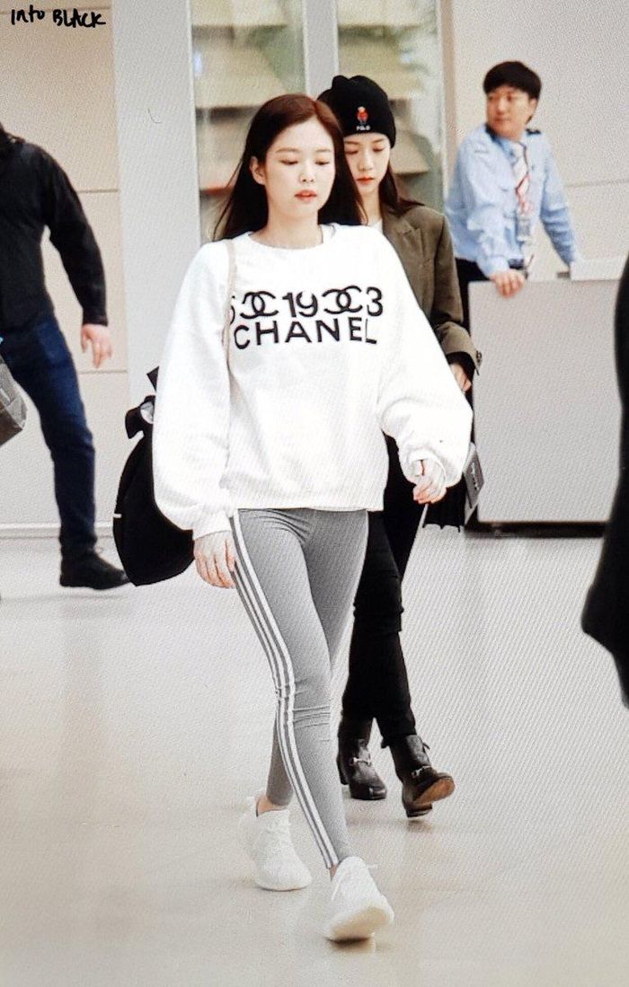Jennie là một trong những sao nữ được khen khi mặc quần legging. Ảnh: Newsen, intoblack. 