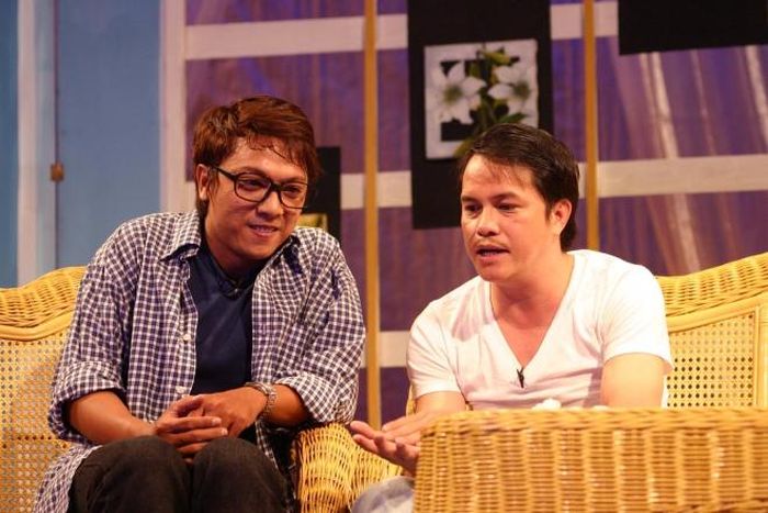 Lê Hay (trái) và Văn Ruy trong vở kịch "Chuyện chung cư"