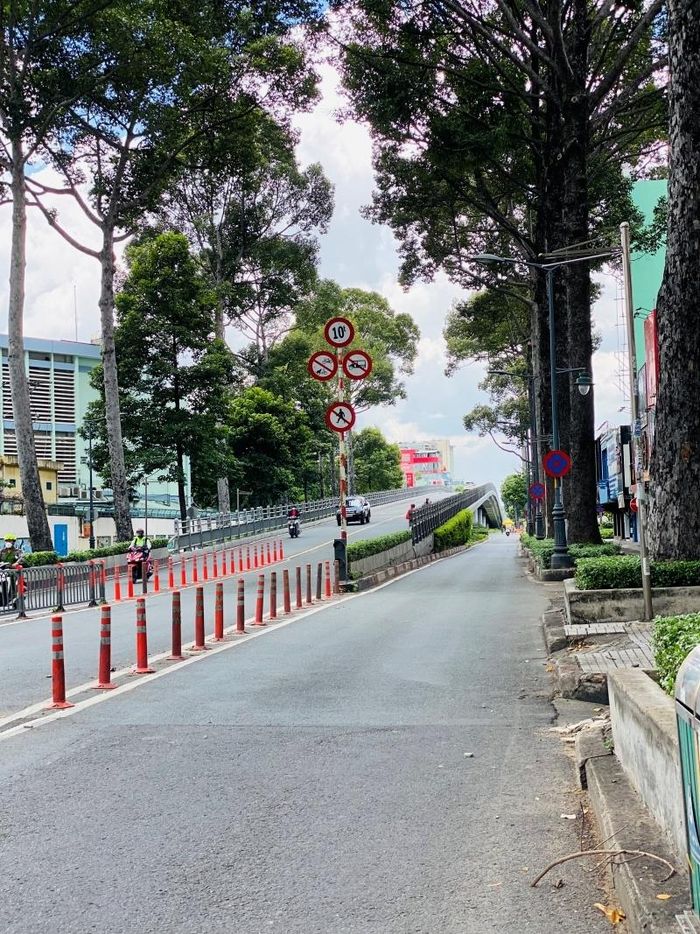 Sài Gòn, những ngày này đường phố vắng lặng, đìu hiu.