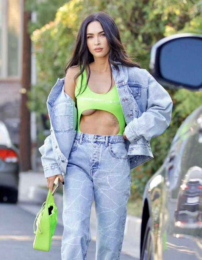 Megan Fox phối bodysuit màu neon xanh chuối tệp màu với túi xách, bên ngoài là set đồ denim, tất cả đều thuộc hãng Alexander Wang 