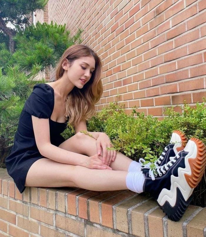 Somi vừa kết thúc hành trình quảng bá ca khúc Dumb Dumb. Ngoài phần trang phục được nhận xét có phần giống Rosé (BlackPink) và cơ bụng săn chắc, đôi chân cũng là điểm thu hút của cô. Dựa vào thế mạnh này, stylist thường chọn áo crop top hay váy ngắn để tôn dáng cho Somi. Koreaboo mới đây tổng hợp những khoảnh khắc khoe chân ấn tượng nhất của cô. Ảnh: Ennik.