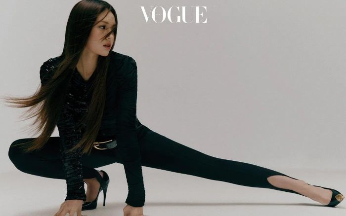  Trong lần chụp ảnh cho Vogue, Somi luôn cố gắng tạo dáng duỗi dài chân. Fan nhận xét chân của cô tạo cảm giác khung hình chật hơn. "Bức ảnh còn không đủ chỗ cho chân của Somi" là lời bình luận hài hước của một người dùng mạng. Ảnh: Vogue. 