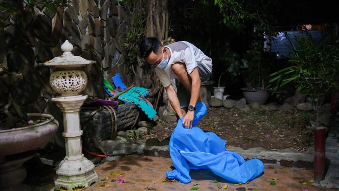 Về đến nhà, tôi cởi bỏ bộ đồ bảo hộ. Mặc chúng cả buổi chiều, tôi thấy khá bí bách. Những lúc này, tôi càng hiểu hơn nỗi vất vả, sự hy sinh của đội y bác sĩ nơi tuyến đầu chống dịch.