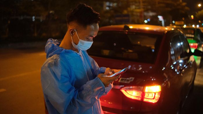 Lúc này, trưởng nhóm nhắn tin thông báo về các chuyến hỗ trợ ngày hôm sau. Tôi nhanh chóng chọn một cuốc xe và ấn trả lời.