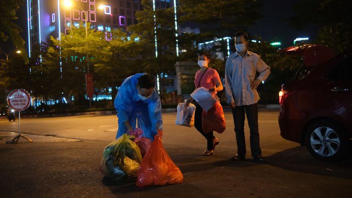 21h, xe dừng trước cổng bệnh viện. Tôi giúp bệnh nhân lấy hành lý. Nhận lời cảm ơn từ những vị hành khách đặc biệt, nên dù đã thấm mệt, tôi vẫn cảm thấy đủ động lực để thực hiện các chuyến đi tiếp theo.