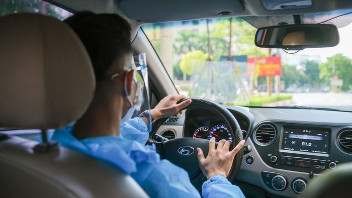 Những ngày Hà Nội giãn cách, chúng tôi chủ yếu chở bệnh nhân đến các chốt giáp địa phận tỉnh thành khác. Sau đó, người nhà bệnh nhân sẽ đón họ.