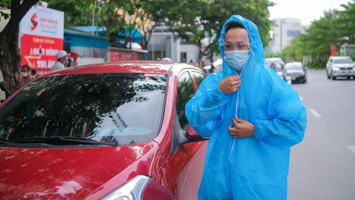 Đến cổng Viện Huyết học - Truyền máu Trung ương, tôi mặc đồ bảo hộ. Với chiều cao 1m67 và cân nặng chỉ 50 kg, trông tôi khá nhỏ bé trong bộ đồ này.