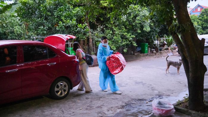 Hơn một tiếng, cuối cùng tôi cũng đến nhà bệnh nhân. Mỗi lần chở bệnh nhân về nhà, thấy gia đình họ sum vầy, tôi lại có cảm xúc khó tả. Mọi người thường mời tôi ở lại uống nước hay dùng cơm với gia đình nhưng tôi từ chối, một phần vì dịch bệnh, phần vì tôi còn những chuyến đi khác.