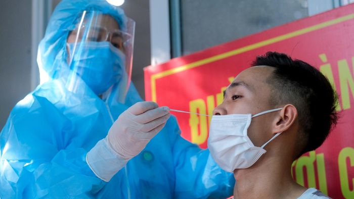 Lần đầu thực hiện xét nghiệm này, tôi khá run. Nhưng bây giờ, tôi coi như “chuyện cơm bữa”. Xét nghiệm xong, tôi đến bệnh viện để nhận giấy đi đường.