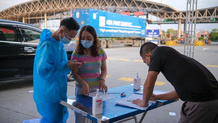 Vì có giấy xét nghiệm Covid-19 nên khi có thời gian, tôi chở bệnh nhân về tận nhà. Hôm nay là một ngày như thế. Trên đường đi sang địa phận tỉnh Hà Nam, tôi và mọi người trên xe phải xuống khai báo y tế.