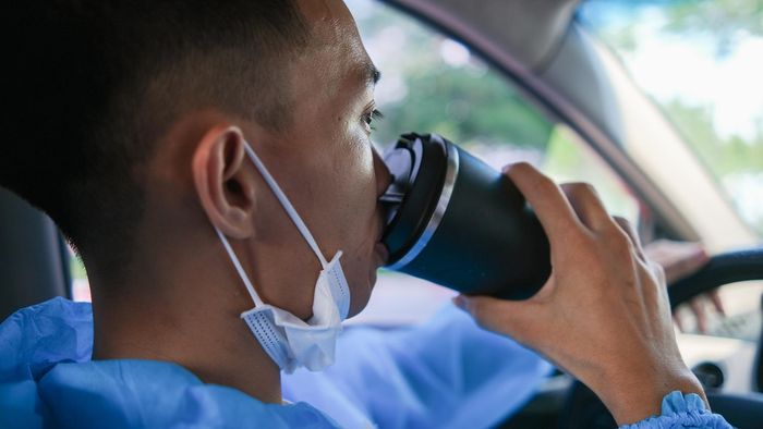Tôi tranh thủ nghỉ ngơi một chút và uống nước. Lúc này, tôi nhận được tin nhắn rằng có người bệnh ở Hà Nam đặt xe đến bệnh viện. Tôi lập tức nhận lời.