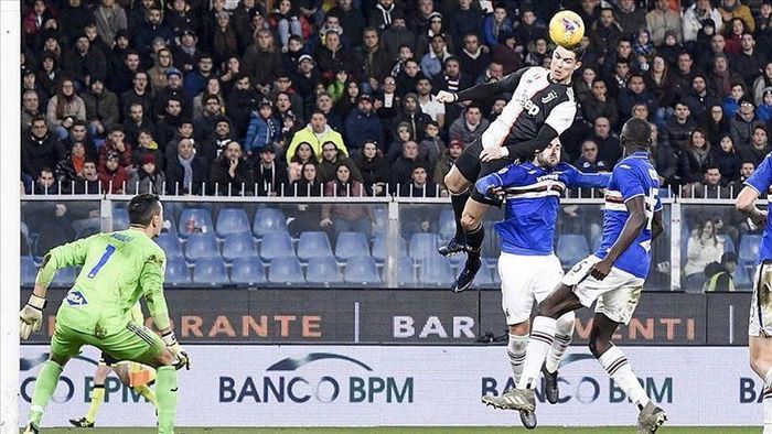  Khả năng đánh đầu của Ronaldo rất ấn tượng. Ảnh: Reuters. 