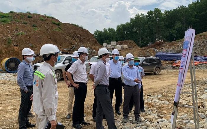 Thứ trưởng Nguyễn Ngọc Đông kiểm tra hiện trường Dự án Mai Sơn - QL45. Ảnh: Bộ GTVT