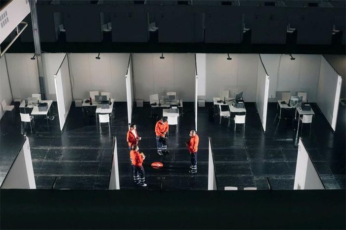 Một trong khoảng 400 trung tiêm chủng được thiết lập trong Trung tâm Festhalle của Frankfurt, nơi thường được chọn tổ chức các nhạc hội