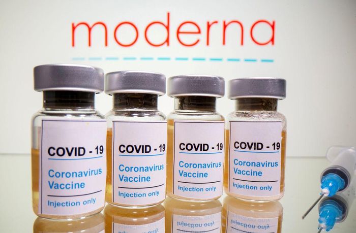 Moderna nộp đơn lên FDA Mỹ để xin cấp phép cho tiêm liều vaccine Covid-19 thứ 3. Ảnh: Reuters.