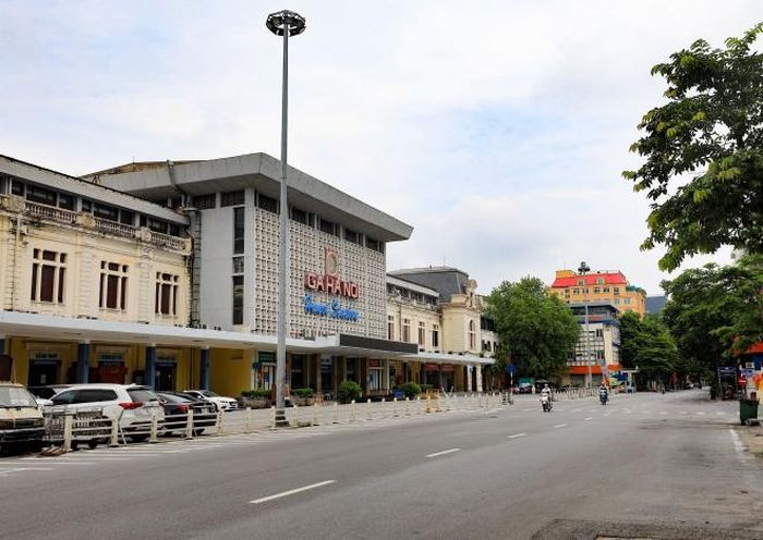 Ga Hà Nội tĩnh lặng trong ngày lễ Quốc khánh khi những chuyến tàu tạm dừng chở khách bởi dịch COVID-19. Ảnh: Thanh Tùng - TTXVN