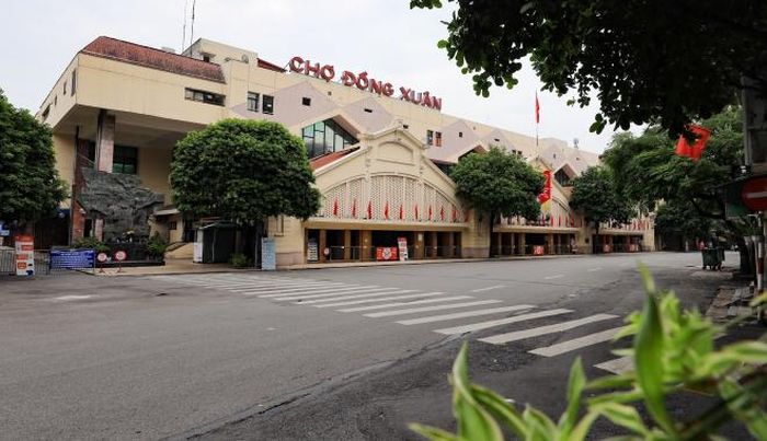 Chợ Đồng Xuân vốn là nơi mua bán sầm uất hằng ngày, nay đóng cửa trong lặng lẽ để phòng, chống dịch. Ảnh: Thanh Tùng - TTXVN