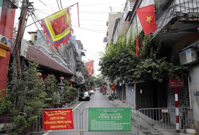  Phố Phan Huy Ích với cờ tổ quốc trong ngày 2-9 mùa giãn cách xã hội. Ảnh: Trần Việt - TTXVN