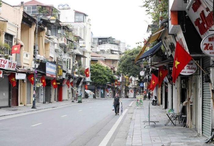 Phố Hàng Ngang không còn nhộn nhịp như thường thấy. Ảnh: Trần Việt - TTXVN