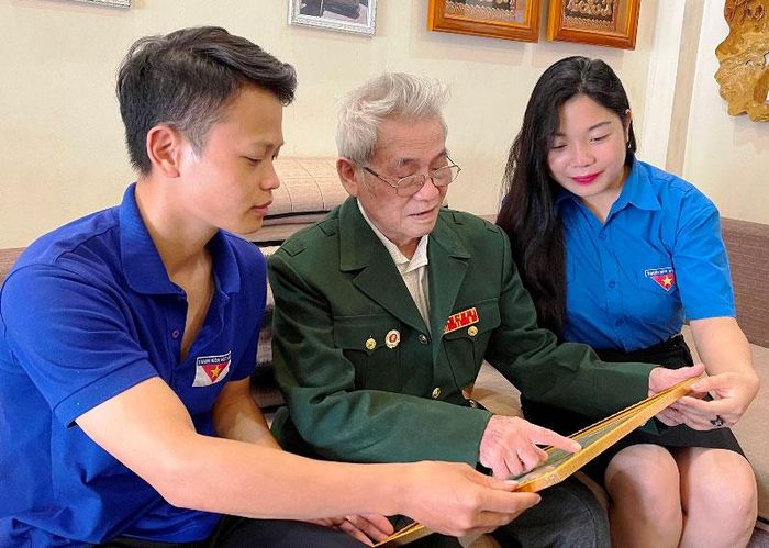  Ông La Văn Tần là người có uy tín trong việc giáo dục truyền thống cách mạng cho thế hệ trẻ ở Sơn La.