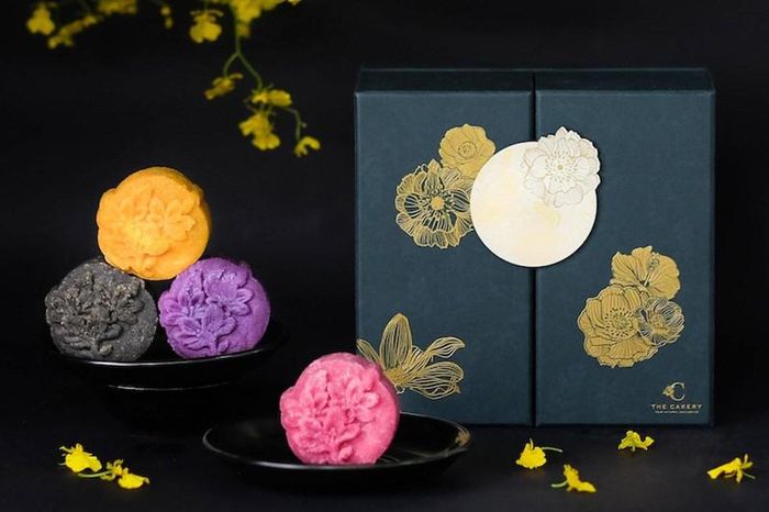 The Cakery đã cho ra mắt bộ bốn bánh trung thu thuần chay không chứa gluten, có sự kết hợp hương vị sáng tạo và không kém phần thơm ngon. Từ nham thạch vừng đen và nham thạch đậu xoài, đến mâm xôi hoa nhài và bột đậu khoai môn. Ảnh: The Cakery