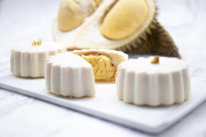 Bánh trung thu Musang King Durian Mousse của Hotel Icon mang đến sự biến tấu nhiệt đới (và hấp dẫn) so với loại bánh ngọt thông thường. Ảnh: Hotel Icon