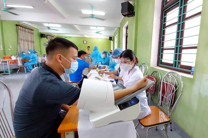 Tiến độ tiêm vắc xin Covid-19 sẽ quyết định kết quả kiểm soát dịch Covid-19, đưa nền kinh tế sang trạng thái bình thường mới. Ảnh: Đoàn Bổng