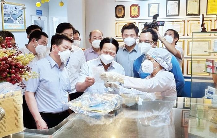  Bộ trưởng Bộ Công Thương Nguyễn Hồng Diên (hàng đầu, bên trái) tham gia đoàn công tác của Phó Thủ tướng Chính phủ Lê Văn Thành kiểm tra thực tế tình hình sản xuất, kinh doanh của doanh nghiệp tại TP. Hồ Chí Minh Ảnh: Thùy Dương 