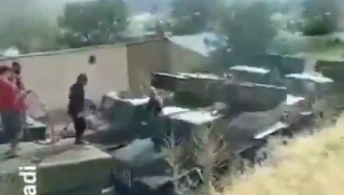 Với mục đích tiếp tục chống Taliban, FANR đã tái trang bị hàng loạt vũ khí vốn thuộc Liên minh Phương Bắc trước đây (1996-2001). (Hình ảnh các hệ thống pháo phản lực phóng loạt BM-21 Grad đã được tháo bạt che và kiểm tra để tái hoạt động).