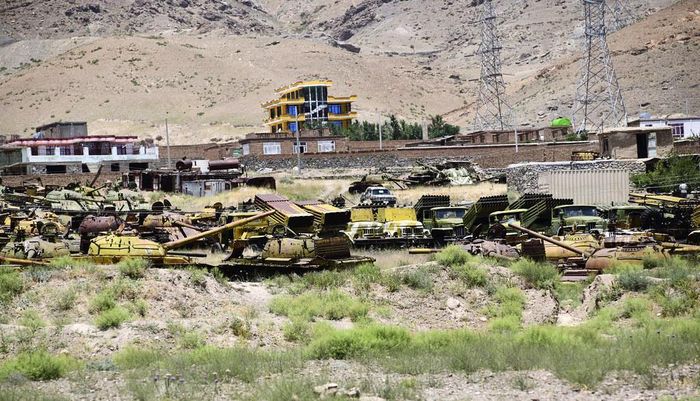 Hàng loạt vũ khí có nguồn gốc Liên Xô/Nga của Aghanistan tiến thẳng ra bãi phế liệu, tuy vậy vẫn còn một số lượng lớn vũ khí được cất giữ tại kho ở thung lũng Panjshir phòng trường hợp cần thiết. Vì thế hiện nay FANR đang khởi động việc hồi phục các loại vũ khí này.