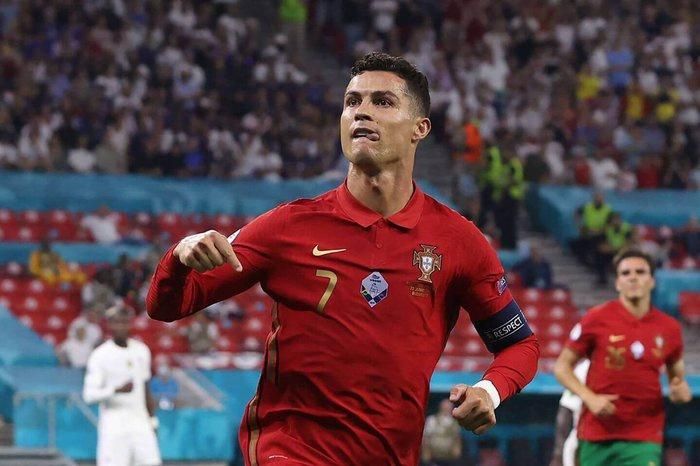  Trong suốt sự nghiệp của Ronaldo, luôn có nhiều người cố gắng hạ bệ anh. Ảnh: Sports. 