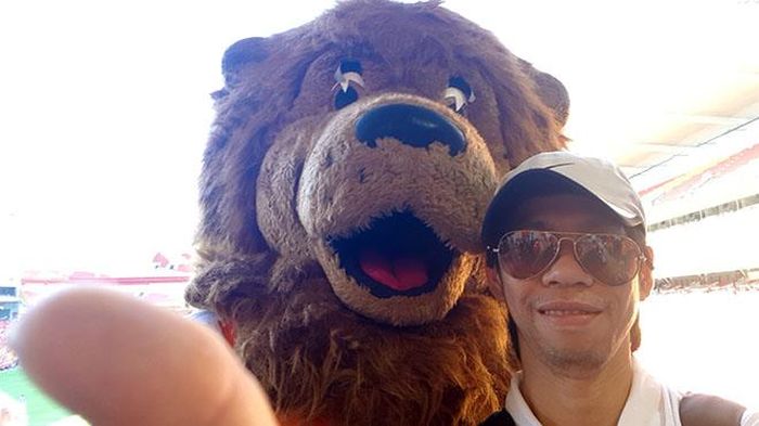 Nhà báo Nguyên Nguyên chụp cùng Roary, mascot của đội bóng đá chuyên nghiệp Brisbane Roar trên SVĐ Suncorp trong một trận đấu tại A-League