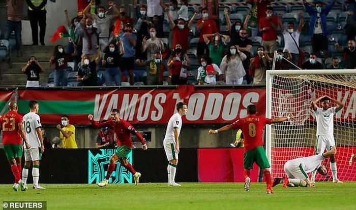 Ronaldo lập cú đúp giúp tuyển Bồ Đào Nga ngược dòng đánh bại CH Ireland.