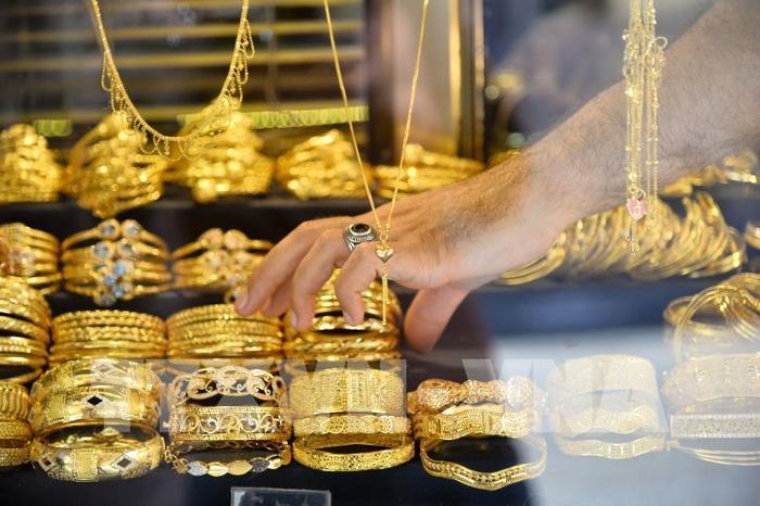 Các sản phẩm thủ công chế tác từ vàng. Ảnh: THX/TTXVN