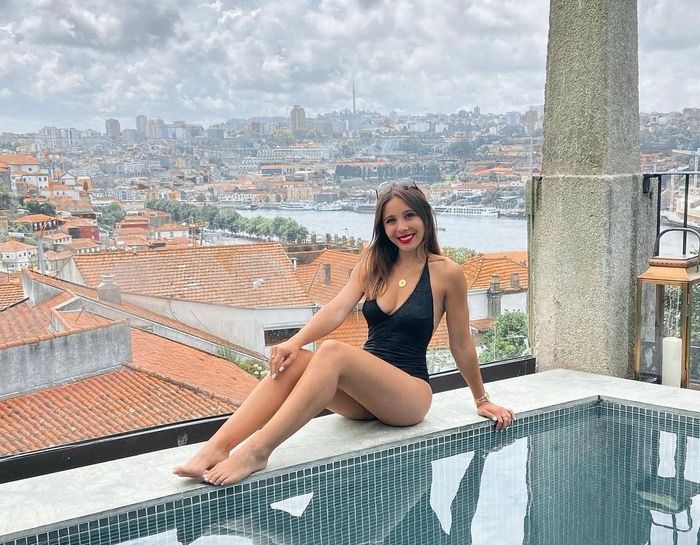  Chiều cao không quá nổi trội, chỉ 1,65 m song Anastasia có tỷ lệ cơ thể đẹp, đôi chân thon thả và đường cong quyến rũ. Cô nàng 20 tuổi luôn nở nụ cười tươi tắn, đầy năng lượng. 
