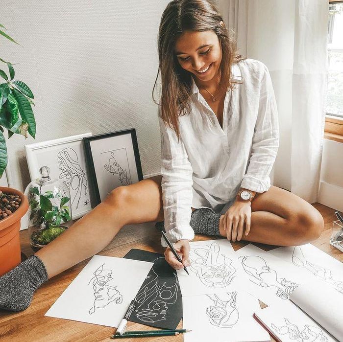  Nàng mẫu nổi tiếng khi thường xuyên khoe những tác phẩm hội họa, chủ yếu là tranh nghệ thuật một nét. Cô còn lập trang web riêng để bán tác phẩm của mình. Người hâm mộ có thể đặt mua tranh của Anastasia với giá từ 60 euro một bức. 