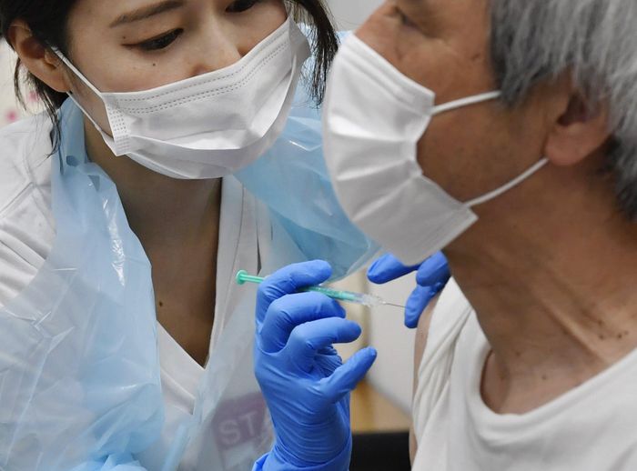 Nhân viên y tế tiêm vaccine Covid-19 của Pfizer cho người dân tại thành phố Kobe, Nhật Bản ngày 31/5. Ảnh: AP.