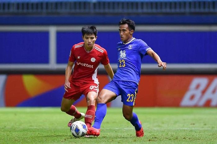 Thanh Bình (áo đỏ) có thể được lựa chọn để đá thay Duy Mạnh. Ảnh: AFC