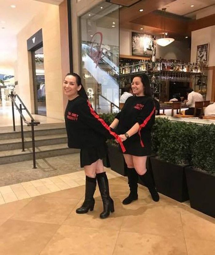 Ai cũng không nghĩ chị 2 Phi Nhung đã có con gái lớn như vậy. Hai mẹ con lên đồ giống nhau với set áo sweater đen phối đường sọc đỏ, diện chân váy xòe ngắn và đeo boots như bạn đồng trang lứa.